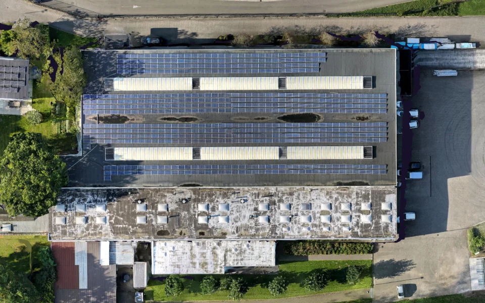 Bovenaanzicht van het productiedak met zonnepanelen en lichtstraten