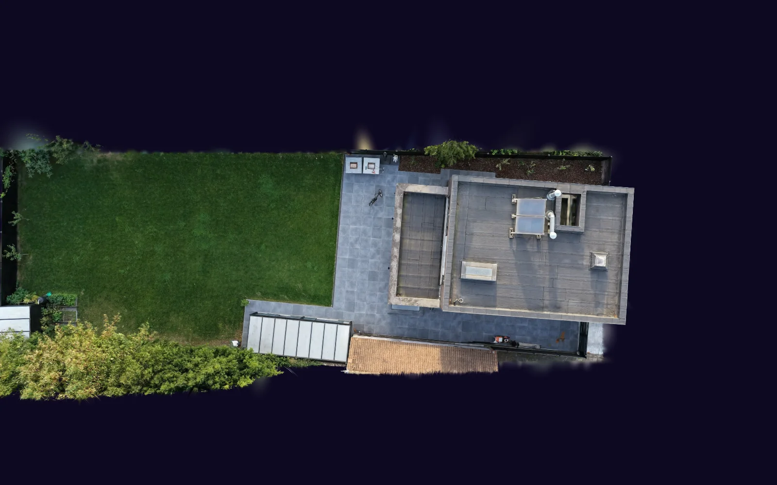 Bovenaanzicht uit het 3D-model: de woning met platte daken, het terras en de lange tuin met overkapping